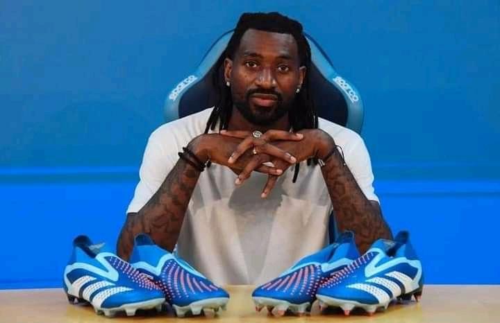 SPORT FOOTBALL : Zambo Anguissa signe un partenariat avec l’équipementier Adidas. Une alliance gagnante entre le sport et le jeune milieu de terrain camerounais.